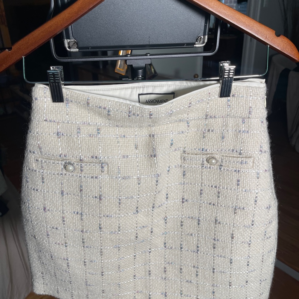 Elegant Cream Tweed Women's Blazer and Skirt Set - Picture 4 of 8